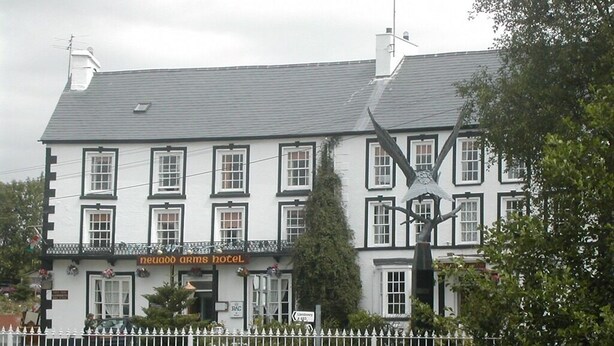 A white building with a sign reading "New Arms Hotel." - Neuadd Arms Hotel (Llanwrtyd Wells)
