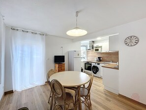 Dining - Cozy Studio with Terrace, Near Thermes & Downtown, Pet Friendly + WiFi, Lamalou-les-Bains (Lamalou-les-Bains)