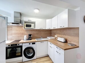 Fridge, microwave, oven, stovetop - Cozy Studio with Terrace, Near Thermes & Downtown, Pet Friendly + WiFi, Lamalou-les-Bains (Lamalou-les-Bains)