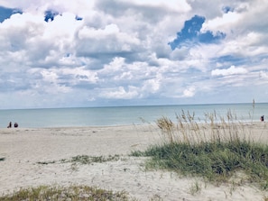 På stranden, solstolar och strandhanddukar