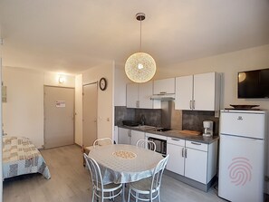 Een koelkast, een microgolfoven, een kookplaat