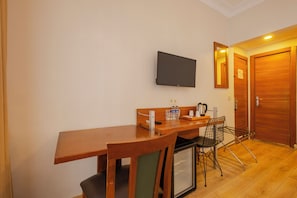 Habitación estándar doble | Minibar, caja fuerte, escritorio y sistema de insonorización