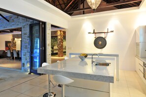 Vila, 5 quartos | Opções para refeição no quarto