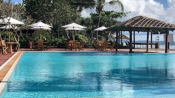 Piscine extérieure, chaises longues