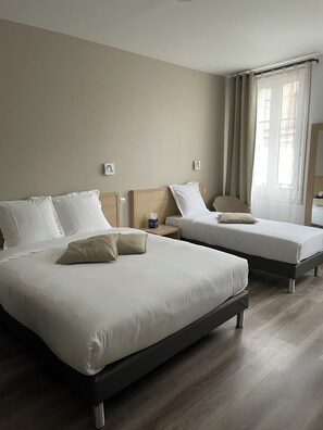 Tremannsrom – comfort | Sengetøy av topp kvalitet, skrivebord og skrivebord for bærbar PC