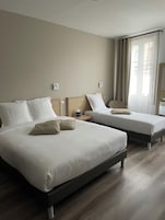 Ropa de cama de alta calidad y escritorio