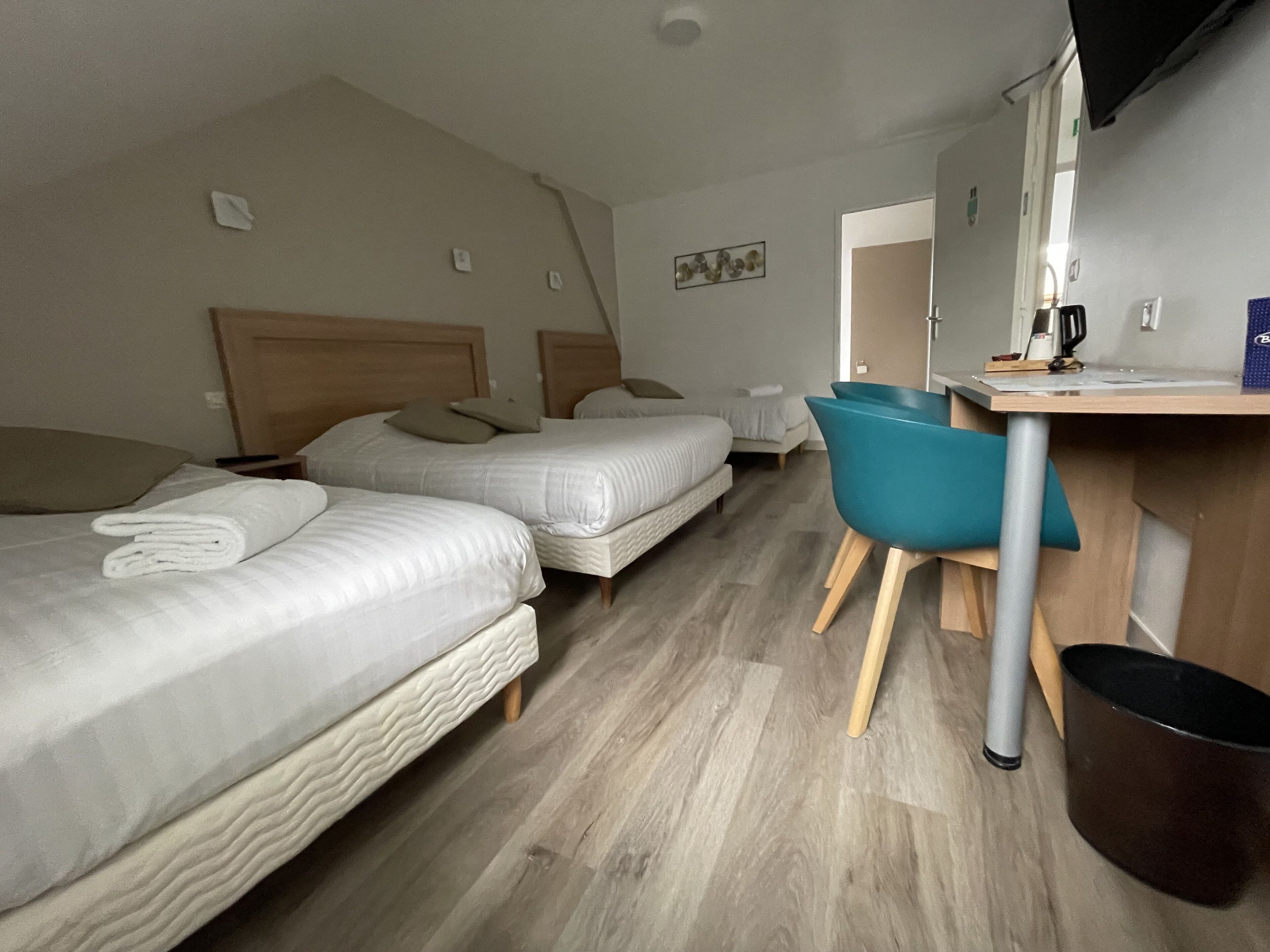 quadruple room | desk, iron/ironing board, free wifi, bed sheets