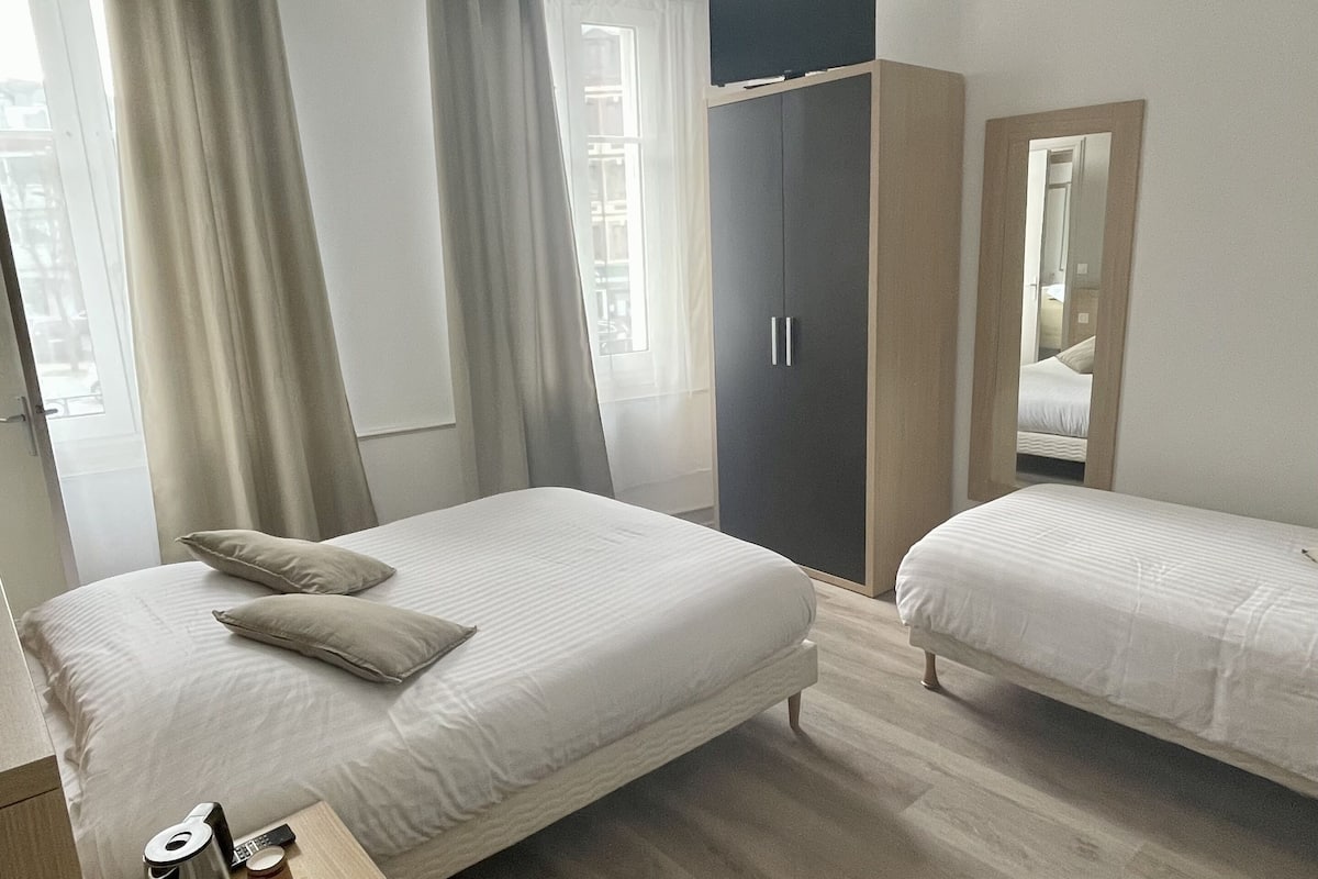 triple room | desk, iron/ironing board, free wifi, bed sheets