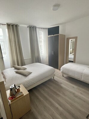 Triple Room | Desk, iron/ironing board, free WiFi, bed sheets - Hotel Le Commerce (Fecamp)