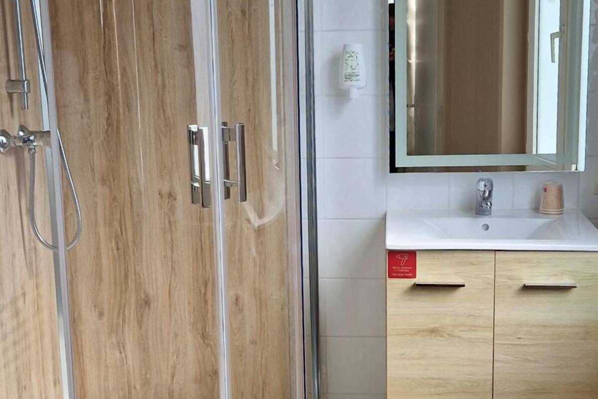 triple room | bathroom | shower, hair dryer, towels