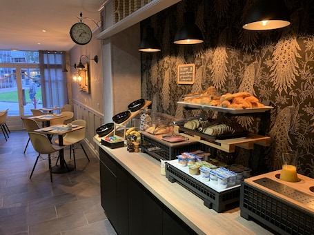 Desayuno continental diario (EUR 11.00 por persona)