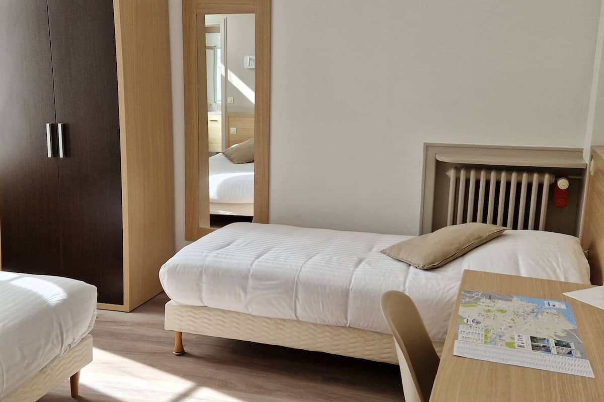 triple room | desk, iron/ironing board, free wifi, bed sheets