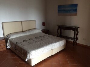 Habitación triple, vista al mar | Ropa de cama de alta calidad y tabla de planchar con plancha