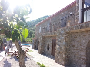 Vista frontal de la propiedad