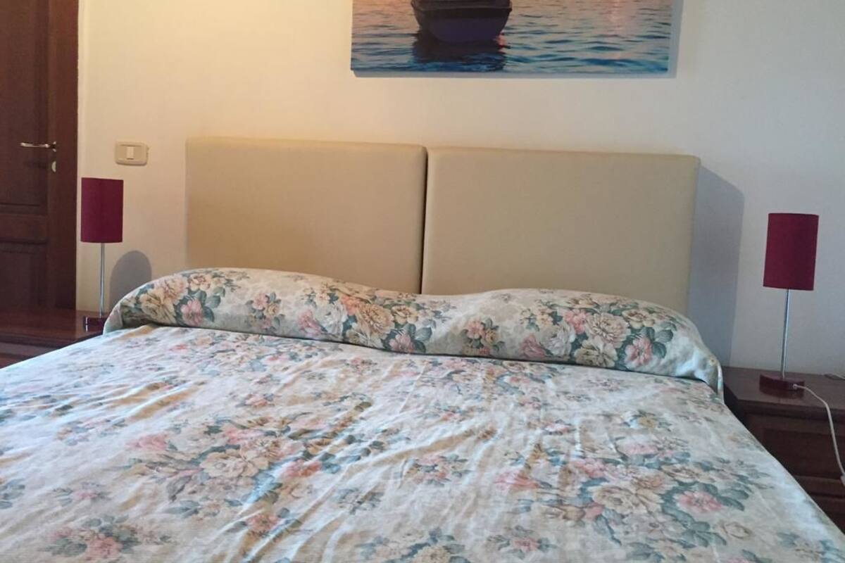 Habitación doble | Ropa de cama de alta calidad y tabla de planchar con plancha
