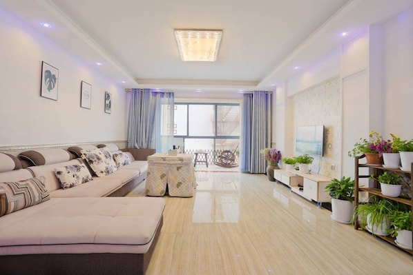 Apartment, 3 Schlafzimmer | Wohnzimmer | Fernseher