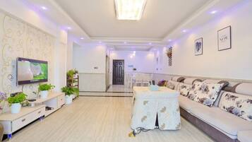 Apartment, 3 Schlafzimmer | Wohnzimmer | Fernseher