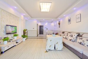Apartment, 3 Schlafzimmer | Wohnzimmer | Fernseher