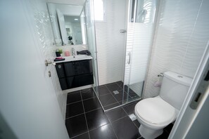 Deluxe Apartment, 1 Bedroom | Bathroom