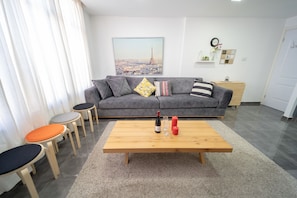 Classic apartment, 1 bedroom | Living area