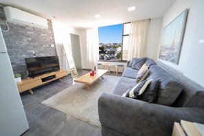 Classic apartment, 1 bedroom | Coin séjour | Télévision à écran plat