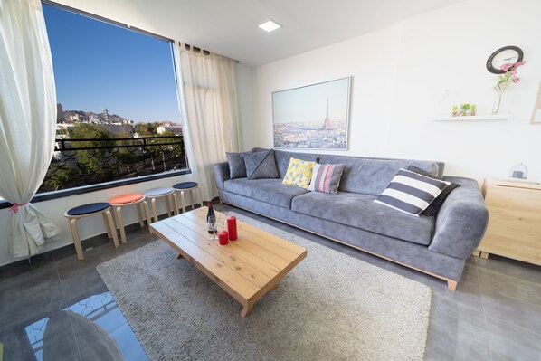 Classic apartment, 1 bedroom | Coin séjour | Télévision à écran plat