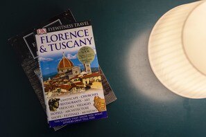 Una guía de viaje titulada 'DK Eyewitness Travel: Florence & Tuscany' con una imagen de portada de un edificio histórico.