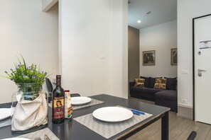 Geladeira, micro-ondas, cooktop, lava-louças