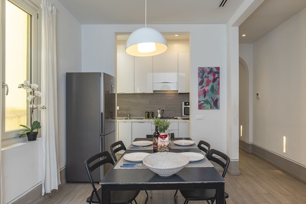 Fridge, microwave, stovetop, dishwasher