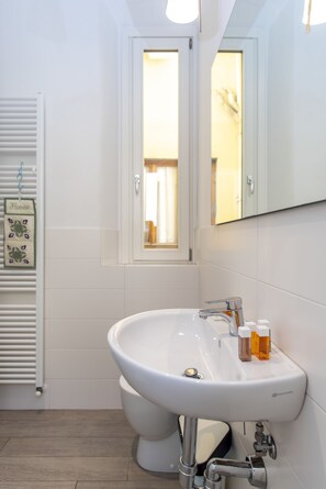 Apartamento | Banheiro | Chuveiro, secador de cabelo, bidê, toalhas de banho