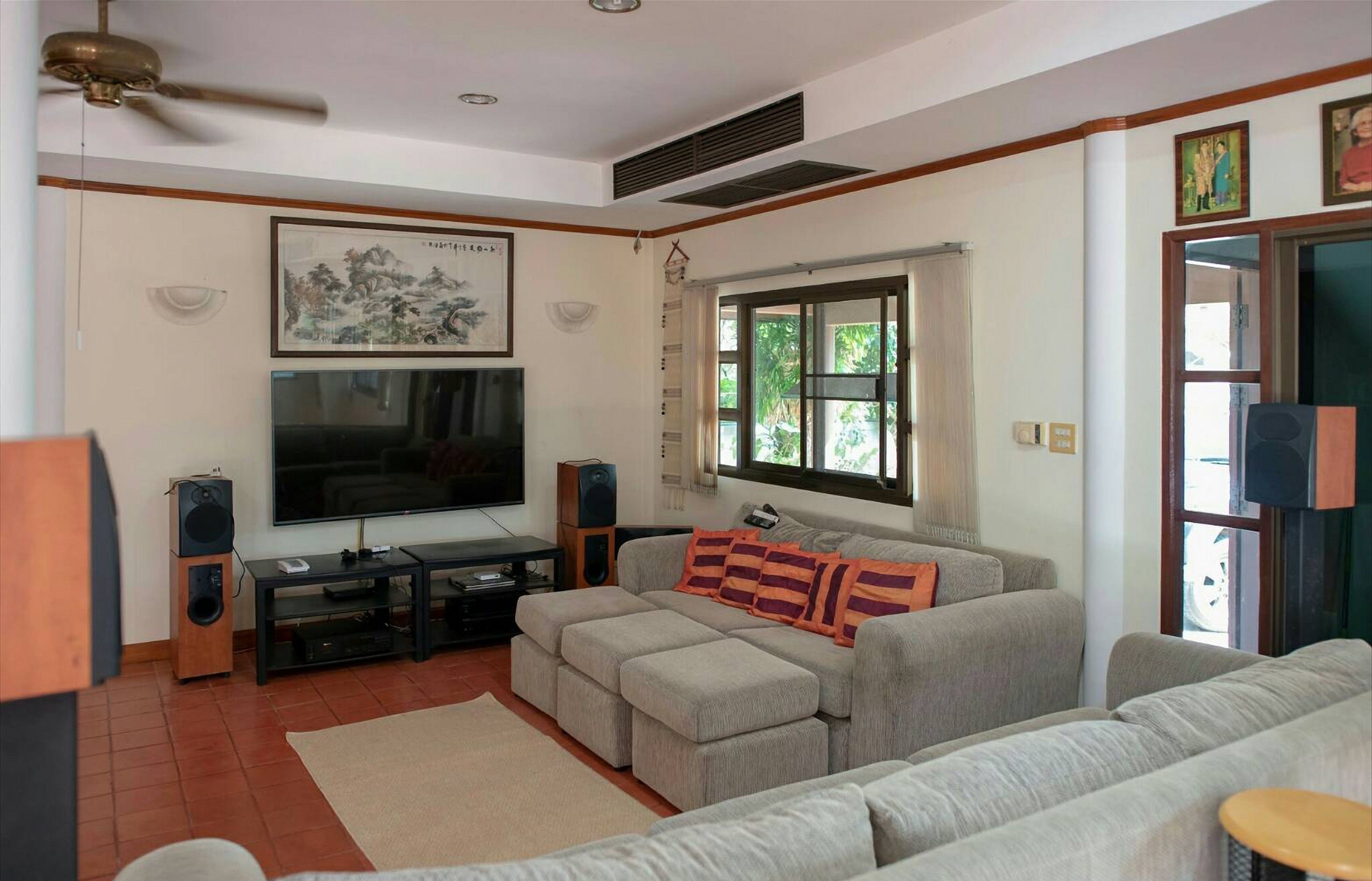 Villa | Living room | Flat-screen TV, DVD player