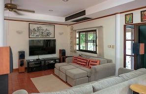 Villa | Living room | Flat-screen TV, DVD player