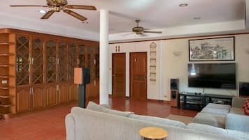 Villa | Ruang tamu | TV skrin rata, pemain DVD