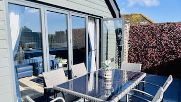 Executive Apartment, Ensuite, Sea View | Dining