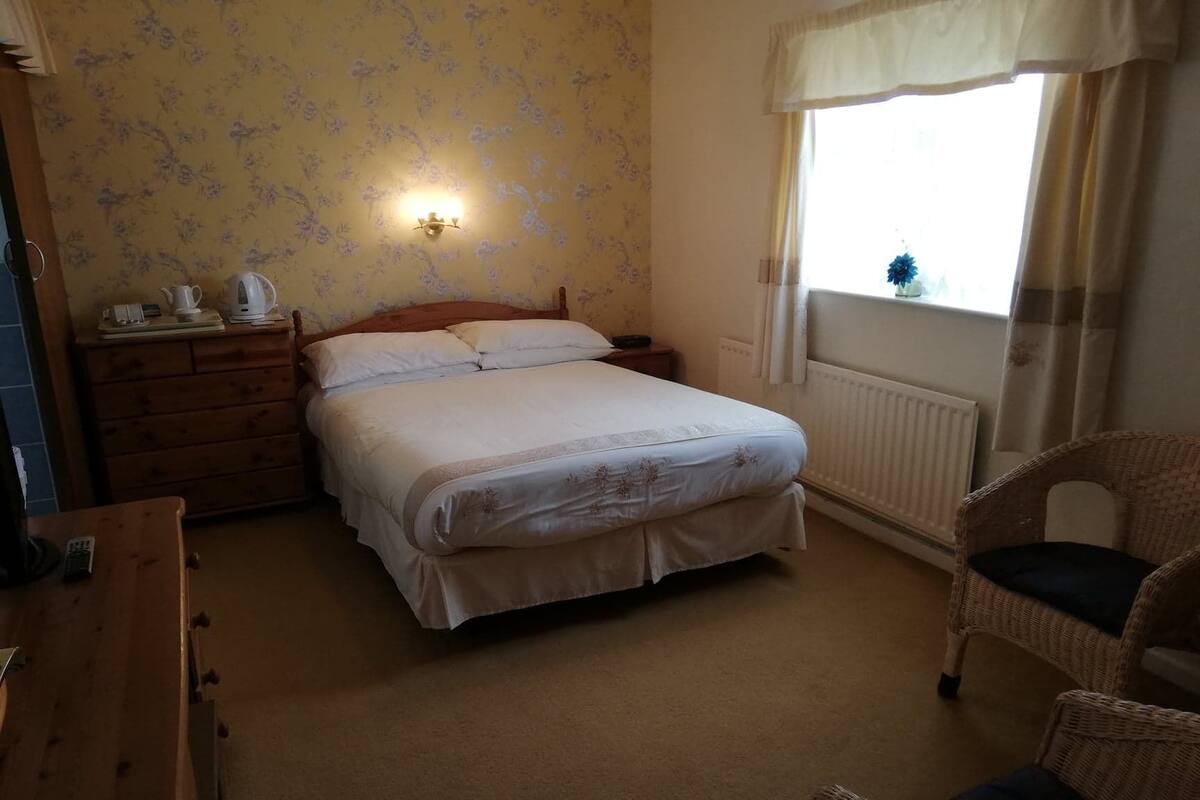 Escritorio, tabla de planchar con plancha, wifi gratis y ropa de cama