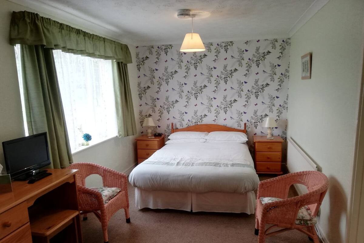 Escritorio, tabla de planchar con plancha, wifi gratis y ropa de cama