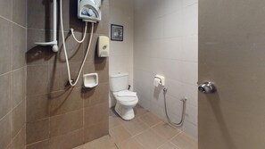 Shower, towels, soap - Hotel Sayang (Kulai)