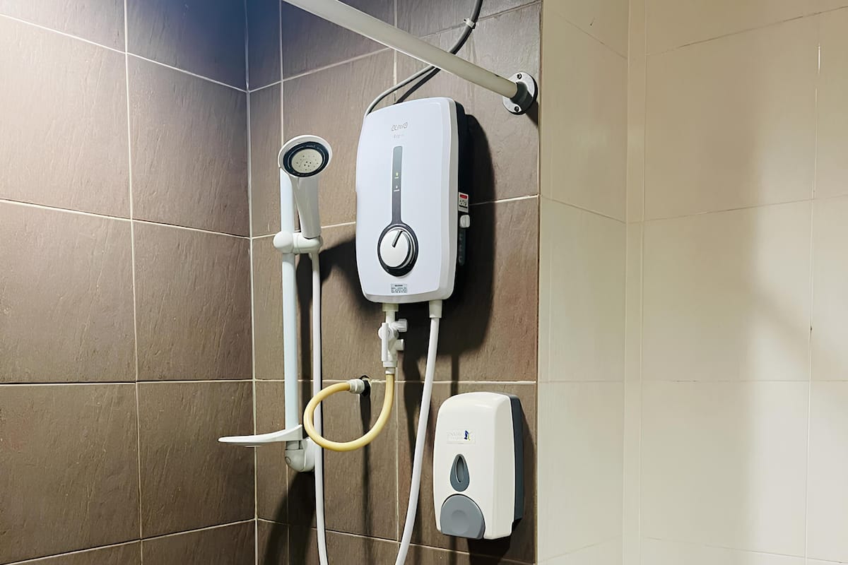 Shower, free toiletries, towels