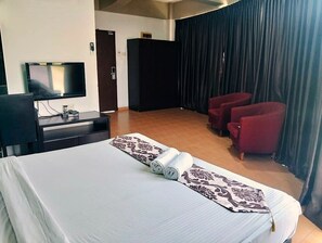 Suite Room | Desk, free WiFi, bed sheets