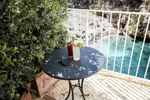Azzurra, double deluxe, vista mare | In-room safe, individually decorated, individually furnished, desk - Aquamarea (Polignano a Mare)