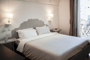 Oltremare, double deluxe, vista mare | Safe på rommet, individuelt dekorert, individuelt innredet og skrivebord