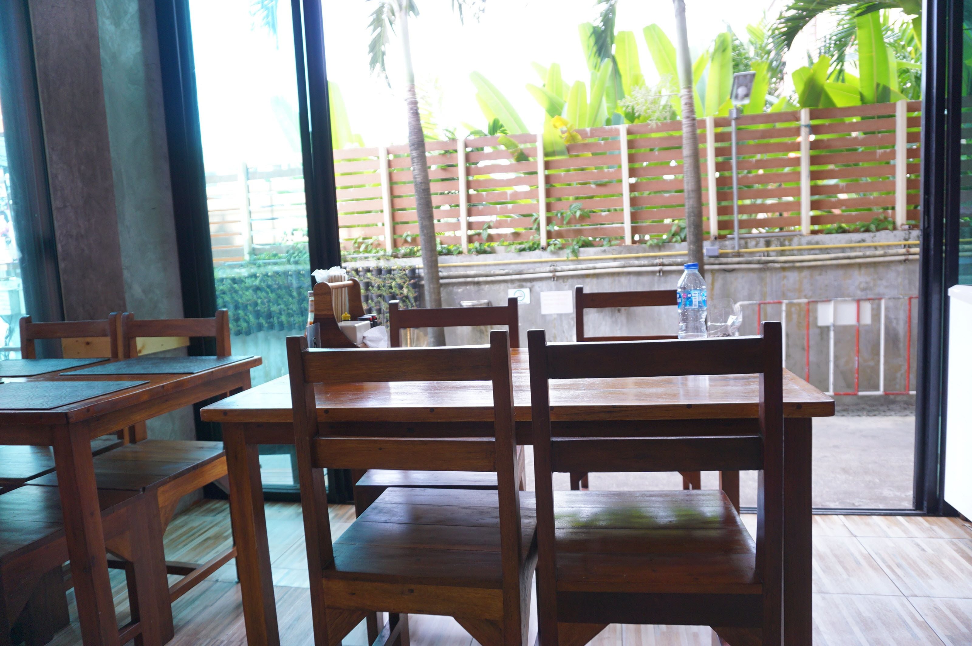 Déjeuner et dîner servis sur place, spécialités Cuisine thaï