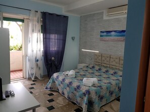 1 Schlafzimmer, hochwertige Bettwaren, Schreibtisch