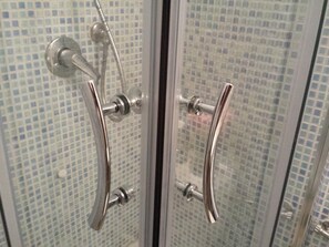 Douche, articles de toilette gratuits, bidet, serviettes fournies