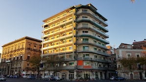 A multi-story building with balconies and a ground-level restaurant. - B&B Catania Mare (Catania)