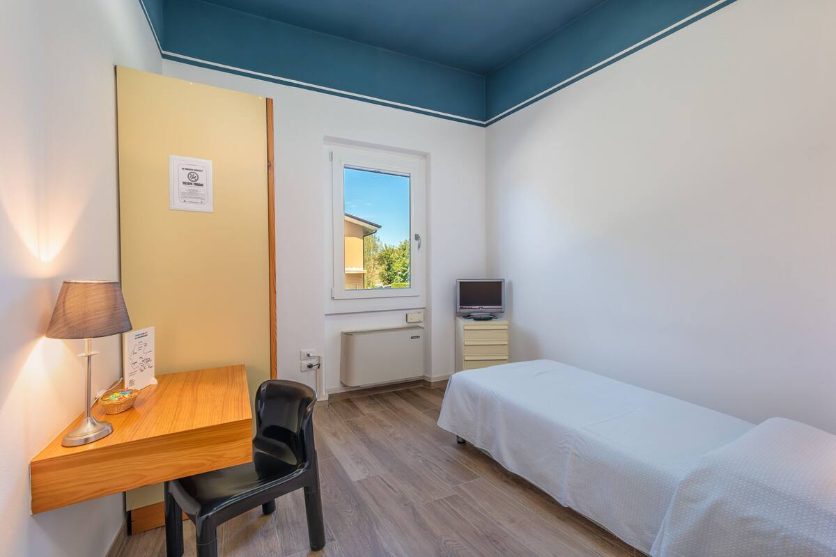 Single Room | Down duvets, desk, free WiFi, bed sheets