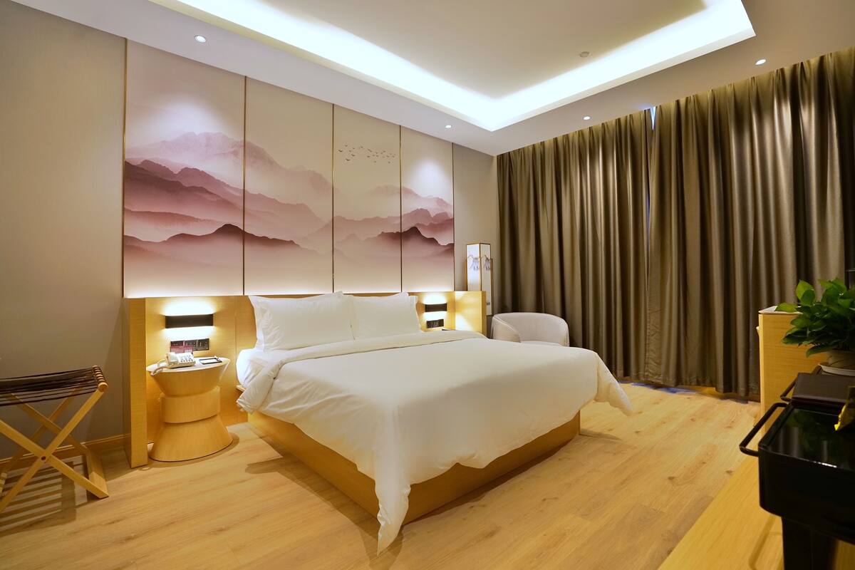 Business Suite | Desk, blackout curtains, free WiFi