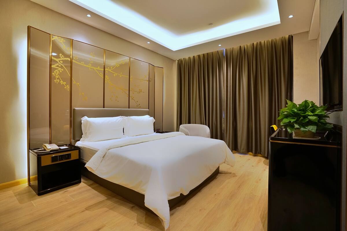 Extreme Sassy Double Room (cityview) | Desk, blackout curtains, free WiFi