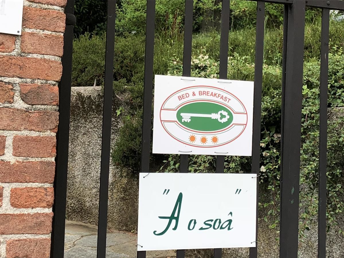 Une enseigne pour un hôtel-restaurant avec un logo et une autre enseigne sur laquelle on peut lire « A soa ».