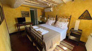 Double Room | Minibar, free WiFi, bed sheets